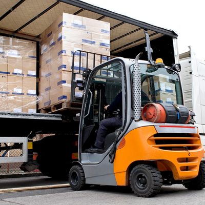 Un chariot embarqué permet de décharger des marchandises sur des zones difficiles d’accès.