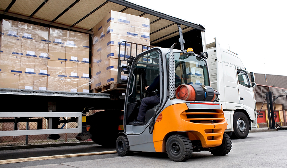 Un chariot embarqué permet de décharger des marchandises sur des zones difficiles d’accès.