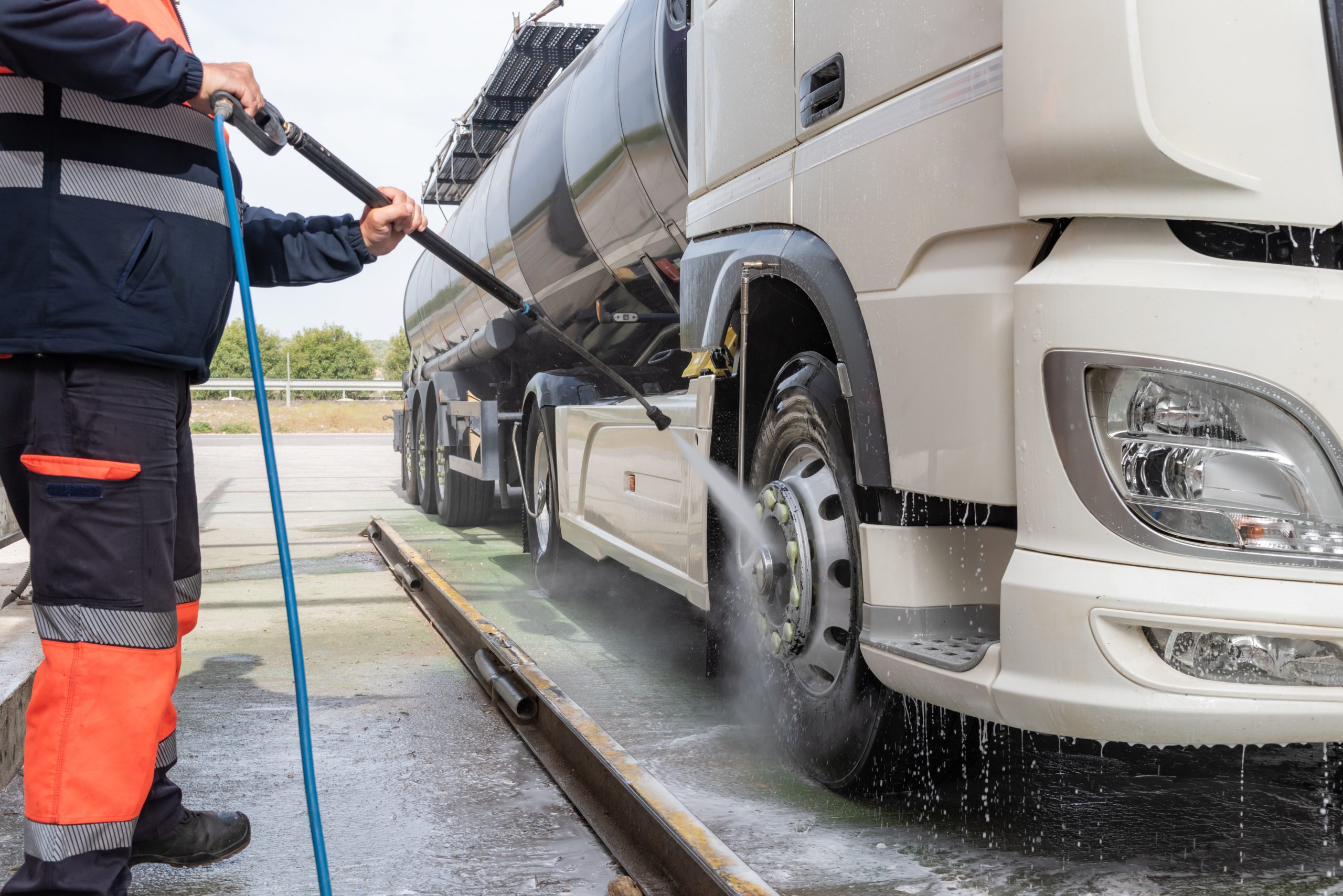 Nettoyez votre véhicule à la station de lavage poids lourds